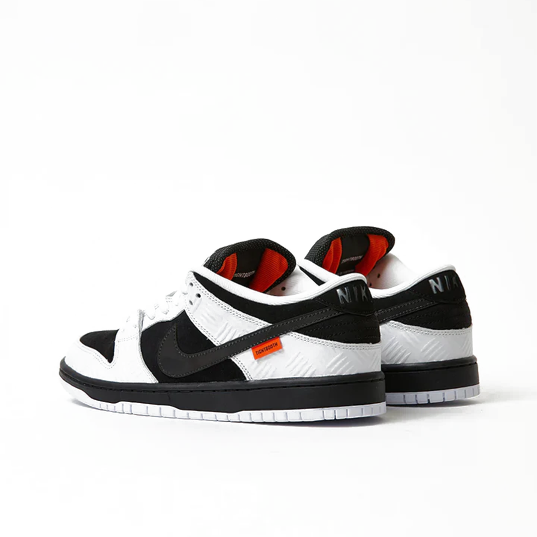 Nike SB « Tightbooth » Dunk Low QS – Blanc/Noir-Orange de sécurité